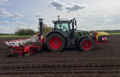 Foto - Nieuwe maiszaaier met granulaat.